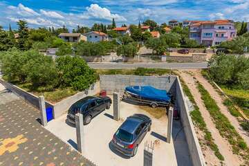 Apartmány Čigrada - parkoviště u domu, Murter, ostrov Murter, Chorvatsko