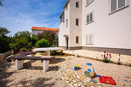 Apartmány Dagmar - okolí domu, Novalja, ostrov Pag, Chorvatsko