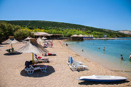 Písečná pláž Planjka ve Staré Novalji (4,1 km), ostrov Pag, Chorvatsko