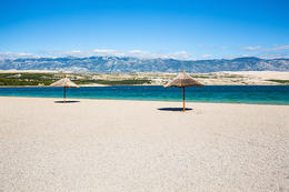 Pláž Zrće poblíž letoviska Novalja, ostrov Pag, Chorvatsko