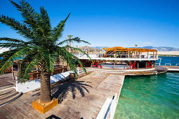 Pláž Zrće poblíž letoviska Novalja, ostrov Pag, Chorvatsko