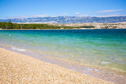 Pláž Zrće poblíž letoviska Novalja, ostrov Pag, Chorvatsko