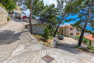 Apartmány Ivana - cesta od parkoviště k domu, Brela, Makarská riviéra, Chorvatsko