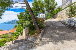 Apartmány Ivana - cesta od parkoviště k domu, Brela, Makarská riviéra, Chorvatsko