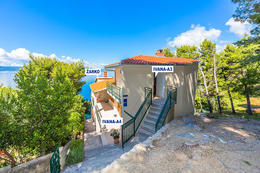 Apartmány Žarko - schodiště k pláži kolem apartmánů Žarko a Ivana, Brela, Makarská riviéra, Chorvatsko