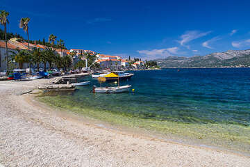 Korčula - oblázková pláž ve městě, ostrov Korčula, Chorvatsko