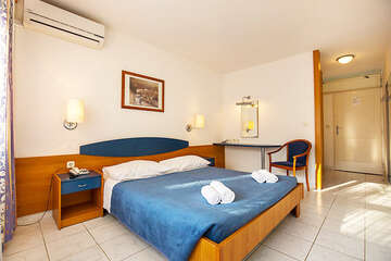 Pokoj s výhledem do parku, hotel Resnik, Kaštel-Štafilić, Chorvatsko