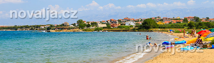 Piesočná pláž v&nbsp;letovisku Povljana na ostrove Pag