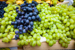 Na tržnici v Bolu, ostrov Brač, Chorvatsko