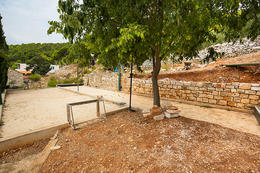 Apartmány Zdenko - hřiště na kopanou a pétanque vedle domu, jižní zátoky, ostrov Hvar, Chorvatsko