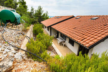 Apartmány Zdenko - vstupy do apartmánů, jižní zátoky, ostrov Hvar, Chorvatsko