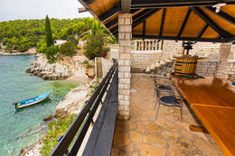Apartmány Zdenko - společná terasa s posezením u grilu, jižní zátoky, ostrov Hvar, Chorvatsko