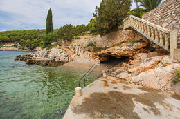 Apartmány Zdenko - oblázková pláž a opalovací molo, jižní zátoky, ostrov Hvar, Chorvatsko