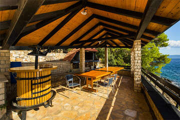 Apartmány Zdenko - společná terasa s grilem a posezením, jižní zátoky, ostrov Hvar, Chorvatsko