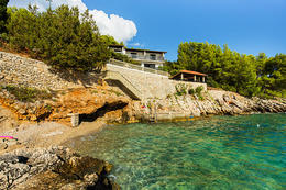 Apartmány Zdenko - pohled na dům z pláže, jižní zátoky, ostrov Hvar, Chorvatsko