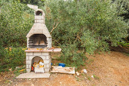 Apartmány Simba - gril u domu, jižní zátoky, ostrov Hvar, Chorvatsko