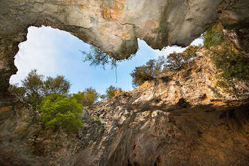Jeskyně Vela špilja - přírodní otvor na stropu jeskyně, ostrov Korčula, Chorvatsko