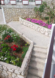 Apartmány Neda - okolí domu, Pag-Vodice, ostrov Pag, Chorvatsko