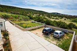 Apartmány Menula - parkoviště u domu, Stará Novalja, ostrov Pag, Chorvatsko