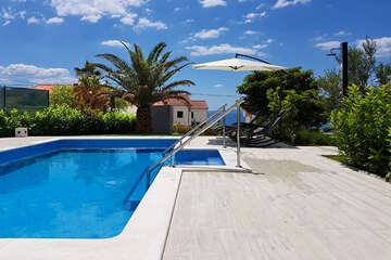 Apartmány Crystal - bazén u domu, Podstrana, Chorvatsko