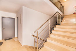 Apartmány Leut - vnitřní schodiště k jednotlivým apartmánům a studiím, Drvenik, Makarská riviéra, Chorvatsko