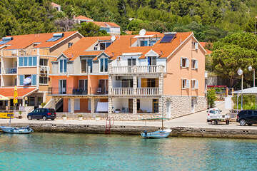 Apartmány Ankica - žebřík a schůdky do moře před domem, Prižba, ostrov Korčula, Chorvatsko