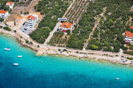 Apartmány Crnika - letecký pohled, Mandre, ostrov Pag, Chorvatsko