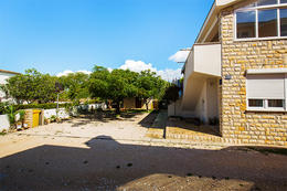 Apartmány Cimet - parkoviště u domu, Privlaka, Zadarská riviéra, Chorvatsko