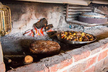 Tradiční způsob přípravy pokrmů - "pod pekom"