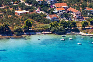 Apartmány Jelka - vlevo písečná pláž Klanac (100 m), Tkon, ostrov Pašman, Chorvatsko