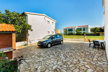 Apartmány Magdalena - parkoviště u domu, Sabunike, Zadarská riviéra, Chorvatsko