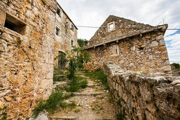 Dračí jeskyně (Zmajeva špilja), ostrov Brač, Chorvatsko