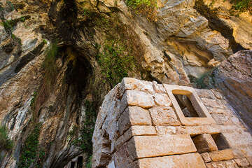 Dračí jeskyně (Zmajeva špilja), ostrov Brač, Chorvatsko