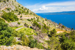 Dračí jeskyně (Zmajeva špilja), ostrov Brač, Chorvatsko