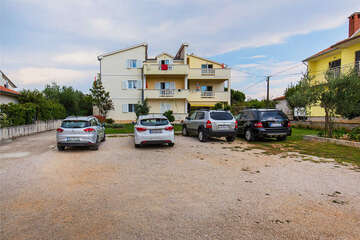 Apartmány Naranča - parkoviště u domu, Sukošan, Chorvatsko