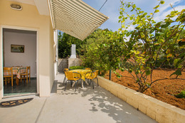 Apartmány Naranča - společný gril je u terasy apartmánu A9, Sukošan, Chorvatsko