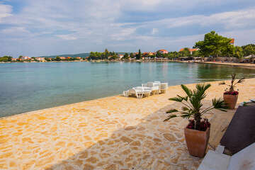 Apartmány Naranča - opalovací molo na pláži Dječji raj, Sukošan, Chorvatsko