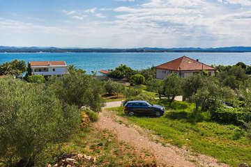 Apartmány Sagena - parkoviště před domem, Tkon, ostrov Pašman, Chorvatsko