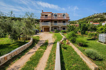 Apartmány Karavela - parkoviště před domem, Tkon, ostrov Pašman, Chorvatsko