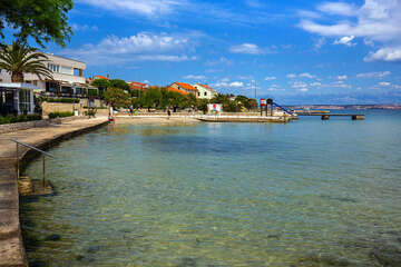 Preko - betonové terasy se schůdky do moře u pláže Jaz, ostrov Ugljan, Chorvatsko