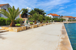 Preko - promenáda, ostrov Ugljan, Chorvatsko