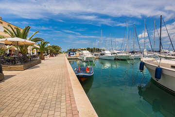 Preko - promenáda, ostrov Ugljan, Chorvatsko