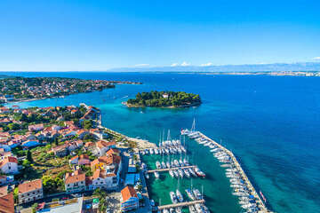 Preko a ostrůvek Galevac - letecký pohled, ostrov Ugljan, Chorvatsko