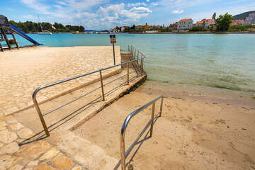 Preko - písečná pláž Jaz - rampa do moře pro invalidy, ostrov Ugljan, Chorvatsko