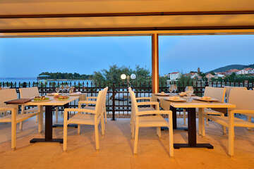 Apartmány Dalmacija - restaurace v hlavní budově, Preko, ostrov Ugljan, Chorvatsko