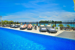 Apartmány Dalmacija - lehátka u bazénu, Preko, ostrov Ugljan, Chorvatsko