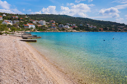 Sevid - oblázkové pláže, Trogirská riviéra, Chorvatsko