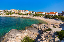 Sevid - oblázková pláž Oštrica, Trogirská riviéra, Chorvatsko