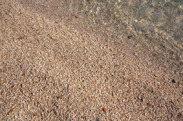 Sevid - oblázková pláž Oštrica, Trogirská riviéra, Chorvatsko