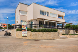 Apartmány Dalmacija - hlavní budova s recepcí a restaurací, Preko, ostrov Ugljan, Chorvatsko